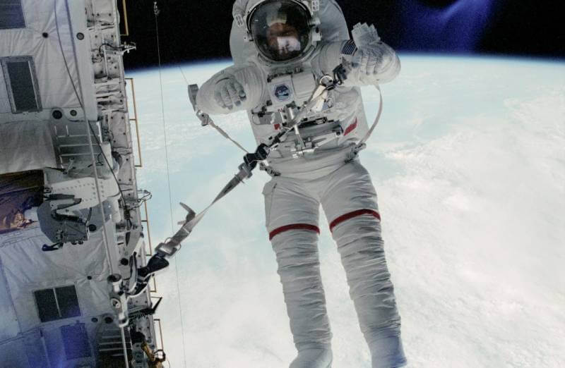 Astronaut participates in a safety tether dynamics checkout procedure