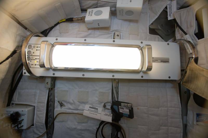 Solid State Lighting Assembly installation in the crew quarters on the ISS