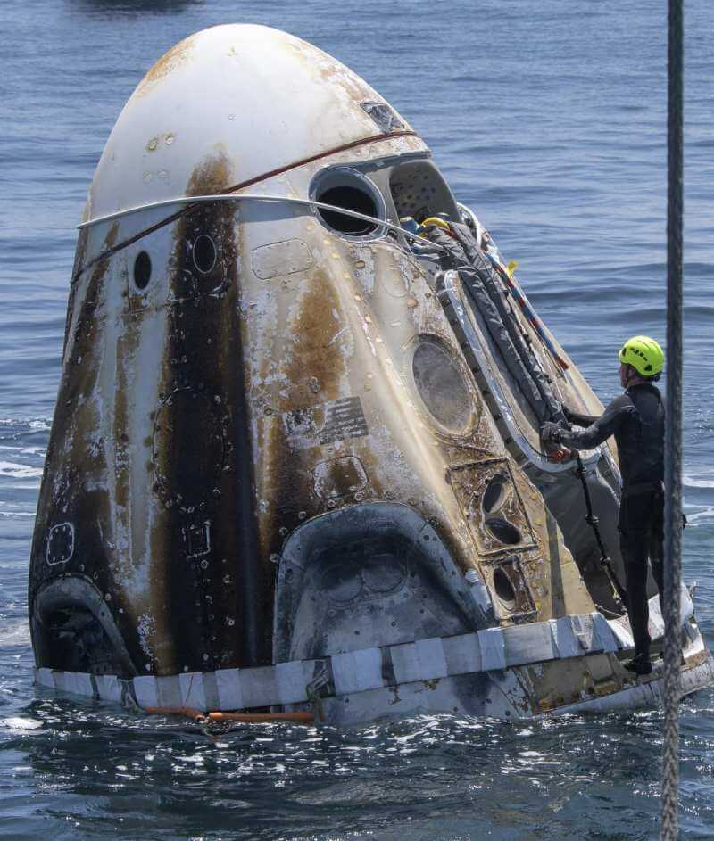 SpaceX reentry capsule